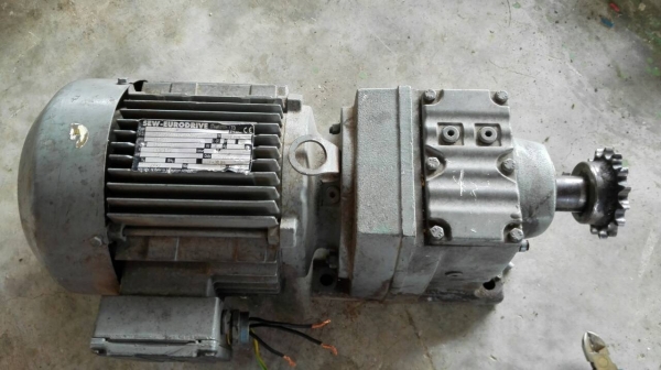 Sale>> มอเตอร์เกียร์ SEW-EURODRIVE 2 HP. 380V. อัตราทด 1:30 วิ่งเงียบ จัดส่งทั่วประเทศครับ!! 089-2499-123 นครปฐมครับ