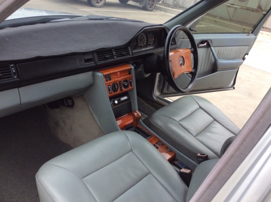 ขายรถ เบนส์ 300E W124 ปี89 เครื่องเดิมๆ เกียร์ออโต้ เพาเวอร์ ไฟฟ้า ภายในเบาะหนังแท้สวยๆสะอาด ลายไม้สวย แอร์หนาว เบรคabs ตัวถังเดิมสวย สีเงาสวยทั้งคัน แม็กเดิมปัดเงา รถสวย ขับดีมากครับ พร้อมใช้ครับ