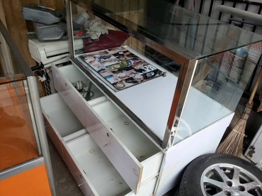 ขายตู้โชว์ แฟชั่น หรูหราสวยงาม ได้ทั้ง นาฬิกา โทรสัพมือถือ เบเกอร์รี่ เอนกประสงค์ สภาพสวยมาก มีไฟส่องภายในตู้ครบ สั่งประกอบพิเศษมา  มีบริการยกส่งในกทม. ฟรี!ถึงที่ครับ ใบใหญ่2x,xxx ไม่ขายวันนี้ตอนนี้ขาย4000บาท ใบเล็ก 14,xxx ไม่ขายวันนี้ตอนนี้ขาย3000บาท สนใ