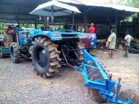 ขายรถไถแชมม์ 59 แรง 2 เพลา พร้อมอุปกรณ์ 3 อย่าง ใบดัน หาง 6 คราด ราคาตัดได้ครับเสนอมาเลย ขายรถไถแชมม์ 59 แรง 2 เพลา พร้อมอุปกรณ์ 3 อย่าง ใบดัน หาง 6 คราด ราคาตัดได้ครับเสนอมาเลย