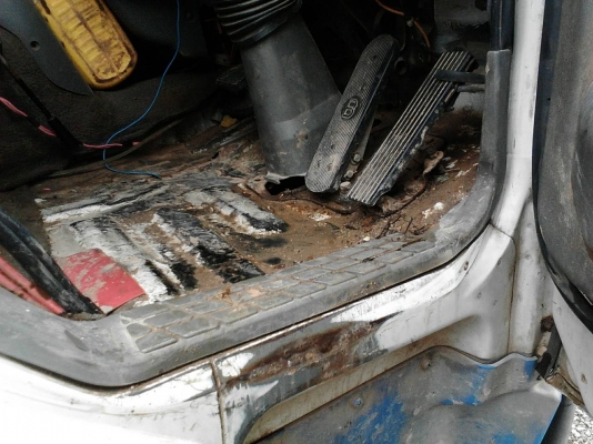 รถมิตซู 10 ล้อ หัวลาก FN - 527 / 260  แรงม้า. ปี 49   สนใจติดต่อ  081 - 6079515