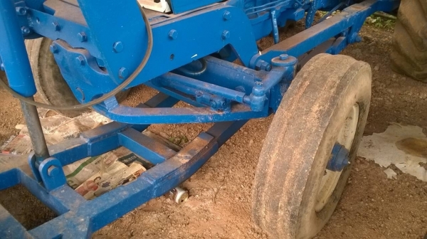 ขายรถไถฟอร์ด 6610 เสื้อลาย อุปกรณ์มีผานดันหน้า และผาน 6 เอกสารเล่มทะเบียนครบ ราคาคุยกันได้ครับ