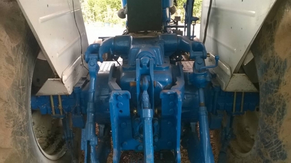 ขายรถไถฟอร์ด 6610 เสื้อลาย อุปกรณ์มีผานดันหน้า และผาน 6 เอกสารเล่มทะเบียนครบ ราคาคุยกันได้ครับ