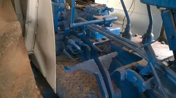 ขายรถไถฟอร์ด 6610 เสื้อลาย อุปกรณ์มีผานดันหน้า และผาน 6 เอกสารเล่มทะเบียนครบ ราคาคุยกันได้ครับ