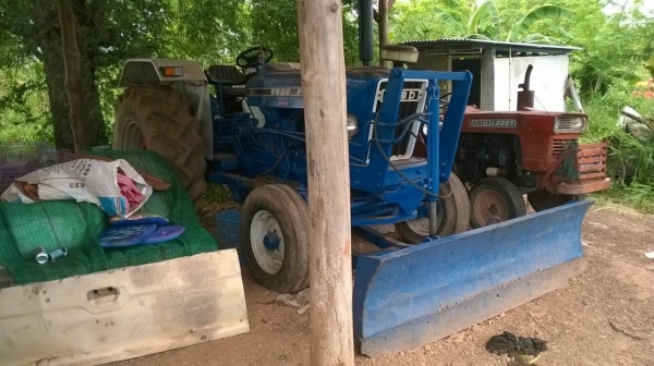 ขายรถไถฟอร์ด 6610 เสื้อลาย อุปกรณ์มีผานดันหน้า และผาน 6 เอกสารเล่มทะเบียนครบ ราคาคุยกันได้ครับ