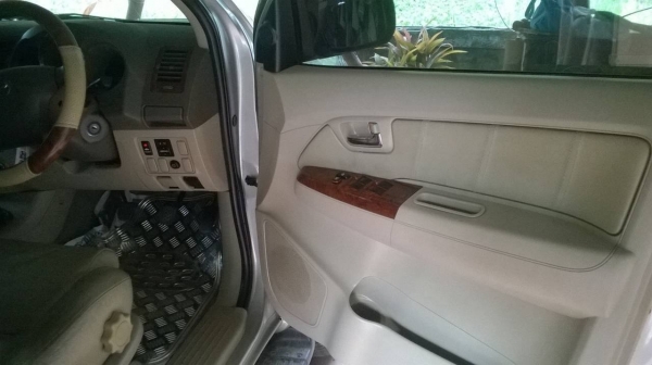 ขาย TOYOTA Fortuner 4X4 ปี 2006/2549 สภาพสวยเดิมไม่เคยทำสี ภายในสวย ทะเบียนพร้อมโอนครับ ราคาต่อรองได้