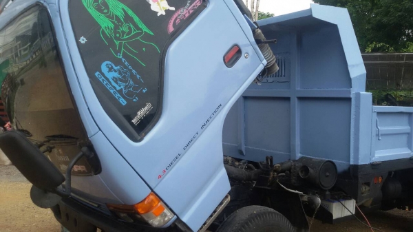 หกล้อ อีซูซุ NPR120 ดั้ม5คิว รถห้างปี41 แอร์เย็น เล่มทะเบียนพร้อมโอน  ราคา 525,000บ บริการขับส่งฮอดบ้าน ครับ