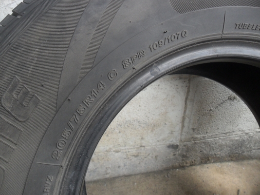 ยาง BRIDGESTONE 205/75R14 ปี08 สวยๆ 1 คู่ ราคา 1300 บาท