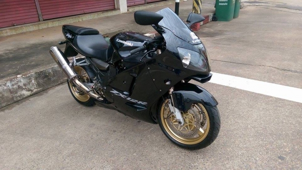 ขายคับ KAWASAKI NINJA ZX12R1200cc ปี2001ระบบหัวฉีด อินวอยส์ สรรพสามิตร ท่อแต่ง เดิมๆ สีสวย ยางหน้าหลังเต็ม เครื่องแน่นมากคับ รับแลกเทรินน์ ราคา 99000 บาท สนใจติดต่อ 081-0578282 คับ ส่งได้ทั่วไทยคับ สนใจติดต่อ 081-0578282 FACEBOOK ชาญณรงค์ ป๊อป ชัยอมฤต ไอด