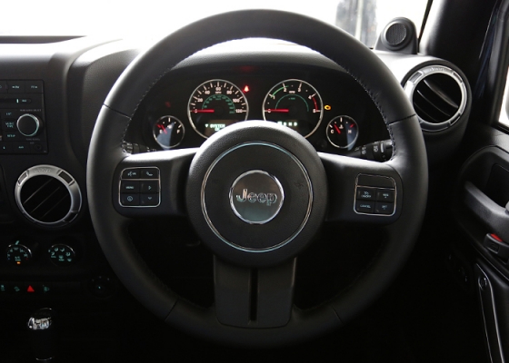 Jeep  Wrangler Overland 2.8 ( รุ่น top option ) ปี 2013 สีขาว