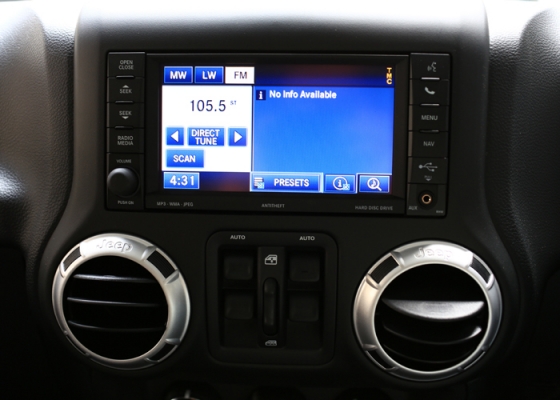 Jeep  Wrangler Overland 2.8 ( รุ่น top option ) ปี 2013 สีขาว