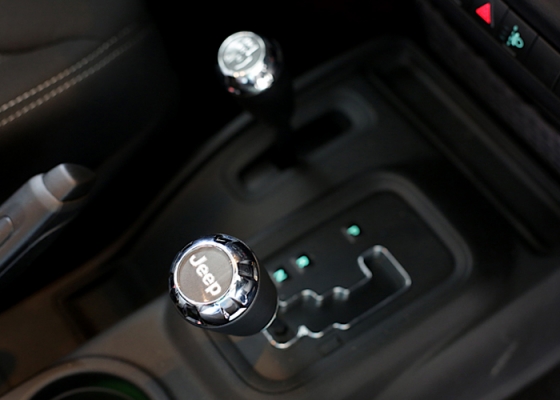 Jeep  Wrangler Overland 2.8 ( รุ่น top option ) ปี 2013 สีขาว