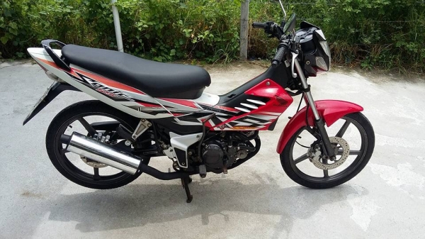 ขาย  honda  sonic ปี 49 สตาร์ทมือ เครื่องเดิมล้อแม็ก ชุดสีสวยอยุ่ไม่มีรอยแตกแต่มีรอยถลอกนิดหน่อย เล่มทะเบียนไม่ขาดต่อ สภาพพร้อมใช้งานได้เลย อยุ่ดอนเมือง กรุงเทพ ขอขายราคา 17500 เบอ 0891123302 line progress7109