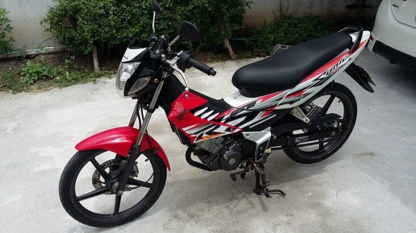 ขาย  honda  sonic ปี 49 สตาร์ทมือ เครื่องเดิมล้อแม็ก ชุดสีสวยอยุ่ไม่มีรอยแตกแต่มีรอยถลอกนิดหน่อย เล่มทะเบียนไม่ขาดต่อ สภาพพร้อมใช้งานได้เลย อยุ่ดอนเมือง กรุงเทพ ขอขายราคา 17500 เบอ 0891123302 line progress7109