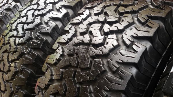 ยาง bf all 285/75/16 ดอกเต็มครับ