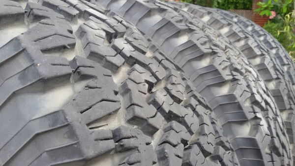 ยาง bf all 285/75/16 ดอกเต็มครับ