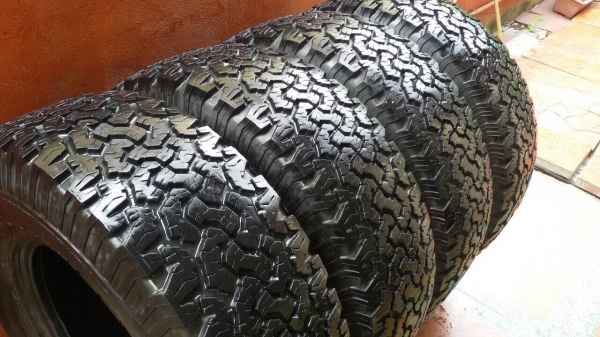 ยาง bf all 285/75/16 ดอกเต็มครับ