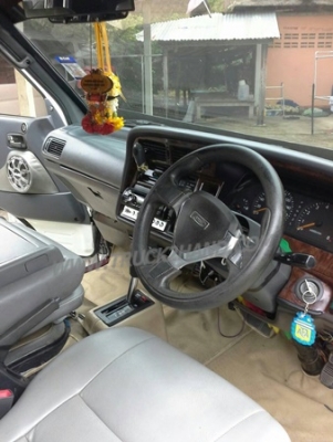 รถตู้ ยี่ห้อ TOYOTA สามารถติดต่อคุณนิดหรือคุณวิเชียร เบอร์ 080-583-5208