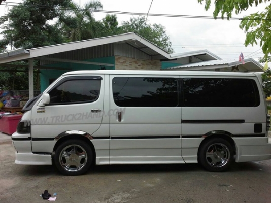 รถตู้ ยี่ห้อ TOYOTA สามารถติดต่อคุณนิดหรือคุณวิเชียร เบอร์ 080-583-5208