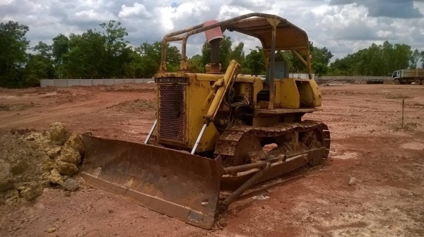 ขายแทรคเตอร์ KOMATSU D4 สภาพต้องซ่อมชุดเกียร์ อย่างอื่นไม่มีปัญหา ราคากันเองครับ