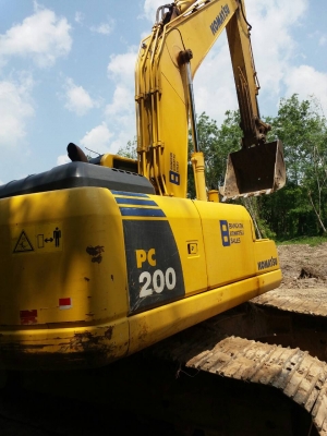 KOMATSU PC200-8