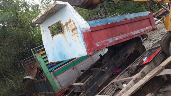 กระบะดั้ม รถ 6 ล้อ ใส่ ISUZU TL,NKR,TOYOTA  2 ใบปัด ยาว 3.60 เมตร กว้าง 1.80 เมตร