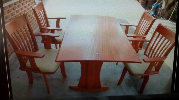 ขายโต๊ะไม้ยาง พร้อมเก้าอี้หมุนได้รอบ 4 ตัว (ตามรูป) อยู่เขตหนองแขม กรุงเทพฯ