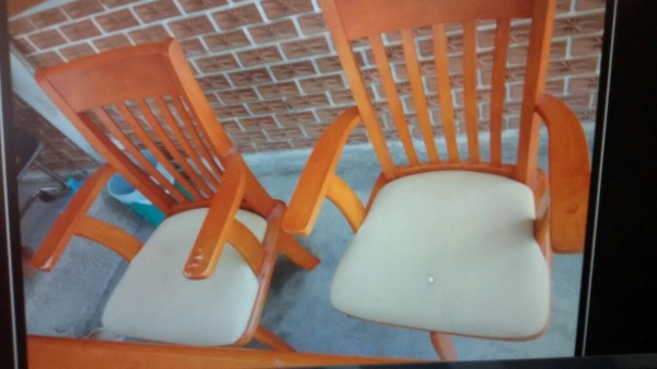 ขายโต๊ะไม้ยาง พร้อมเก้าอี้หมุนได้รอบ 4 ตัว (ตามรูป) อยู่เขตหนองแขม กรุงเทพฯ ขายโต๊ะไม้ยาง พร้อมเก้าอี้หมุนได้รอบ 4 ตัว (ตามรูป) อยู่เขตหนองแขม กรุงเทพฯ