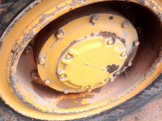 CAT 922 รถตักล้อยาง สภาพดีพร้อมทำงานได้เลยครับ เครื่องยนต์เดิมๆปั๊มเดิมแรงดีครับ บอดี้ภายนอกเดิมๆตักได้ประมาณ 1 คิว แขนเดิมๆยังไม่ต่อแขน ระบบไฮดรอลิกส์ดีไม่มีเยิ้ม ช่วงล่างแน่น ยางสภาพดีประมาณ 60\% พร้อมใช้งาน เอกสารสัญญาซื้อขาย ราคาต่อรองได้ครับ