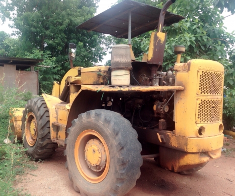 CAT 922 รถตักล้อยาง สภาพดีพร้อมทำงานได้เลยครับ เครื่องยนต์เดิมๆปั๊มเดิมแรงดีครับ บอดี้ภายนอกเดิมๆตักได้ประมาณ 1 คิว แขนเดิมๆยังไม่ต่อแขน ระบบไฮดรอลิกส์ดีไม่มีเยิ้ม ช่วงล่างแน่น ยางสภาพดีประมาณ 60\% พร้อมใช้งาน เอกสารสัญญาซื้อขาย ราคาต่อรองได้ครับ
