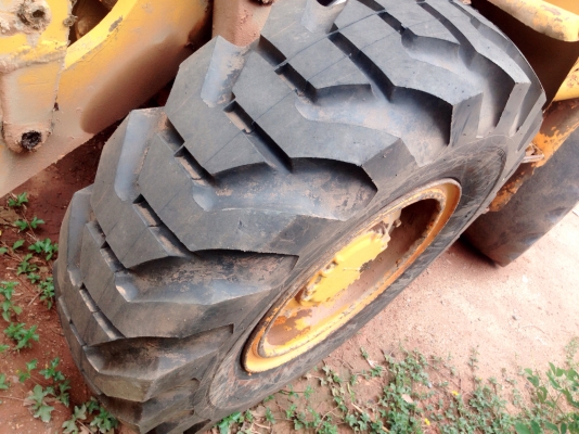 CAT 922 รถตักล้อยาง สภาพดีพร้อมทำงานได้เลยครับ เครื่องยนต์เดิมๆปั๊มเดิมแรงดีครับ บอดี้ภายนอกเดิมๆตักได้ประมาณ 1 คิว แขนเดิมๆยังไม่ต่อแขน ระบบไฮดรอลิกส์ดีไม่มีเยิ้ม ช่วงล่างแน่น ยางสภาพดีประมาณ 60\% พร้อมใช้งาน เอกสารสัญญาซื้อขาย ราคาต่อรองได้ครับ