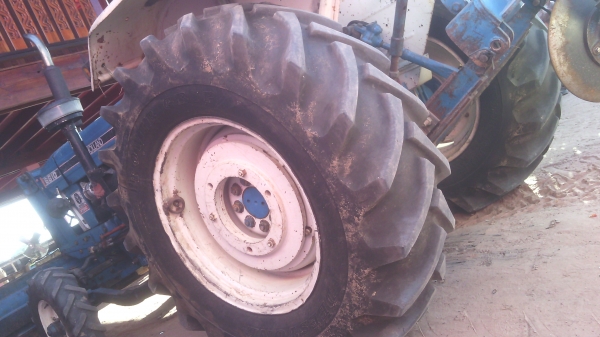 ขายรถไถฟอร์ด6600เสื้อลายใหญ่รถสวยพร้อมใช้ลุยงานหนักๆได้เลยครับเอกสารพร้อมโอนราคา370000