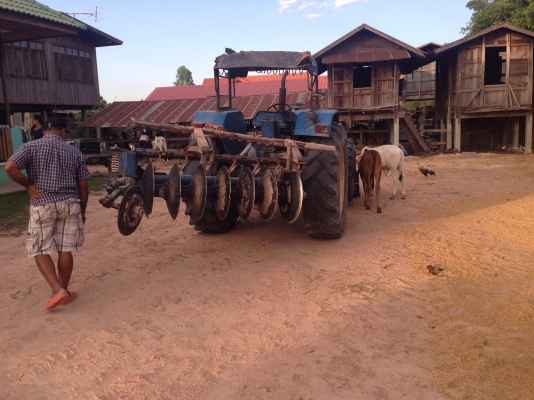 ขายรถไถ 2 เพลา เสื้อลายFord 6610 มีภาพวีดีโอ  ราคา 435,000 บาท  สภาพสวยพร้อมใช้ ผานดันหน้า โรตารี่ และผาน 7 ราคา 435,000 บาท  เล่มทะเบียนพร้อมโอน ต่อรองได้ครับ โทร 081-9972972 089-8451778