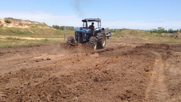 ขายรถไถ 2 เพลา เสื้อลายFord 6610 มีภาพวีดีโอ  ราคา 435,000 บาท  สภาพสวยพร้อมใช้ ผานดันหน้า โรตารี่ และผาน 7 ราคา 435,000 บาท  เล่มทะเบียนพร้อมโอน ต่อรองได้ครับ โทร 081-9972972 089-8451778