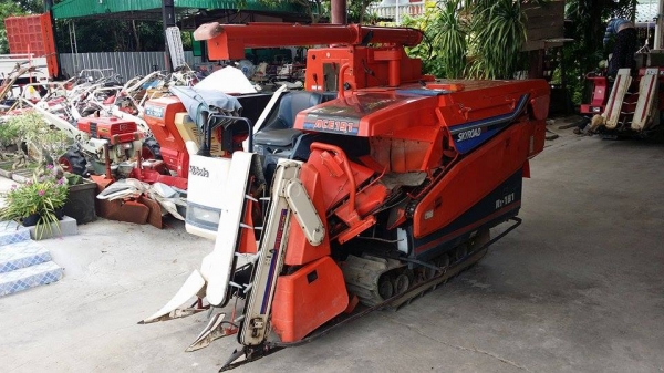 รถเกี่ยวข้าวพร้อมนวดข้าวในตัว แบบนั่งขับ เก่าญี่ปุ่น KUBOTA  R1-191 สภาพสวย