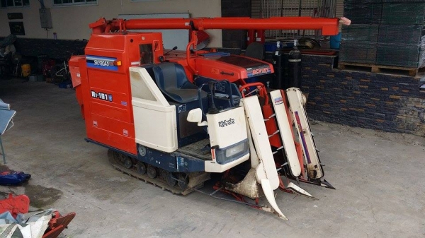รถเกี่ยวข้าวพร้อมนวดข้าวในตัว แบบนั่งขับ เก่าญี่ปุ่น KUBOTA  R1-191 สภาพสวย