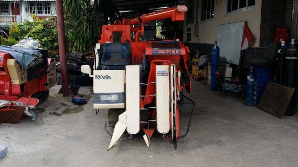 รถเกี่ยวข้าวพร้อมนวดข้าวในตัว แบบนั่งขับ เก่าญี่ปุ่น KUBOTA  R1-191 สภาพสวย
