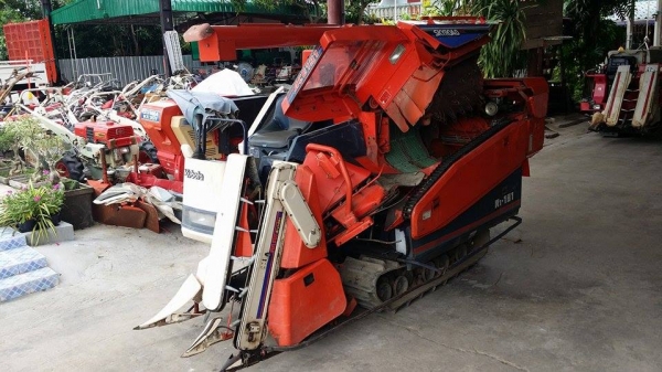รถเกี่ยวข้าวพร้อมนวดข้าวในตัว แบบนั่งขับ เก่าญี่ปุ่น KUBOTA  R1-191 สภาพสวย