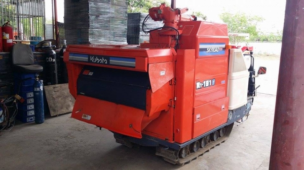 รถเกี่ยวข้าวพร้อมนวดข้าวในตัว แบบนั่งขับ เก่าญี่ปุ่น KUBOTA  R1-191 สภาพสวย