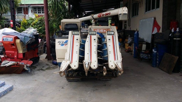 รถเกี่ยวข้าวพร้อมนวดข้าวในตัว แบบนั่งขับ เก่าญี่ปุ่น  ISEKI  Frontier 220 สภาพสวย เครื่องยนต์ติดง่ายพร้อมใช้งาน