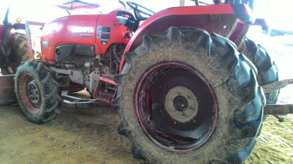 KUBOTA L4708 พร้อมดันหน้า ราคา 355,000  อ.แกลง จ.ระยอง สอบถาม 0818618678  id line=carbonthai id line=0818618678