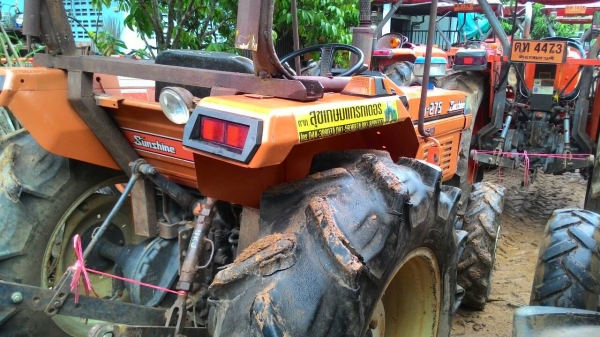 KUBOTA L1-275 ราคา 120,000  อ.แกลง จ.ระยอง สอบถาม 0818618678  id line=carbonthai id line=0818618678 ยังมีรถไถอีกหลายรุ่น หลายราคา ขายตามสภาพ สนใจโทรสอบถามได้ครับ