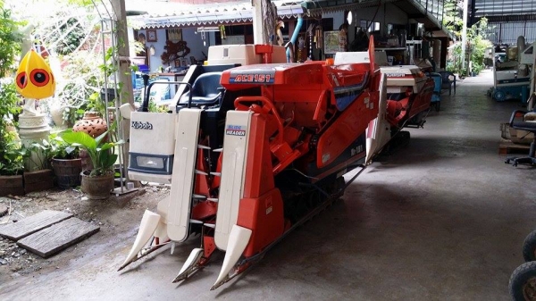 รถเกี่ยวข้าวพร้อมนวดข้าวในตัว แบบนั่งขับ เก่าญี่ปุ่น KUBOTA รุ่น   R1-151 (2) สภาพสวย  เครื่องยนต์ติดง่าย