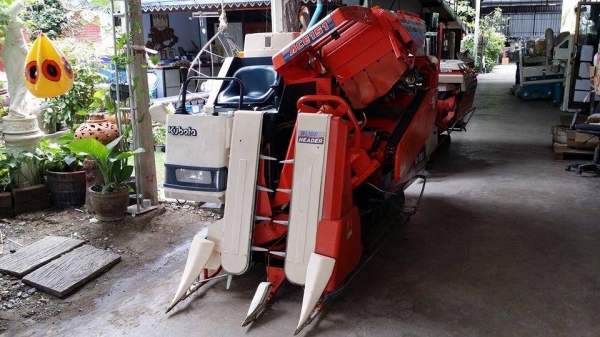 รถเกี่ยวข้าวพร้อมนวดข้าวในตัว แบบนั่งขับ เก่าญี่ปุ่น KUBOTA รุ่น   R1-151 (2) สภาพสวย  เครื่องยนต์ติดง่าย
