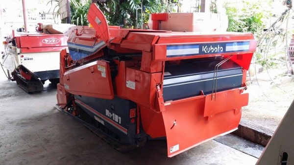 รถเกี่ยวข้าวพร้อมนวดข้าวในตัว แบบนั่งขับ เก่าญี่ปุ่น KUBOTA รุ่น   R1-151 (2) สภาพสวย  เครื่องยนต์ติดง่าย