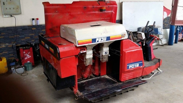 รถเกี่ยวข้าวพร้อมนวดข้าวในตัว แบบนั่งขับ เก่าญี่ปุ่น MITSUBISHI รุ่น FC12  สภาพสวย