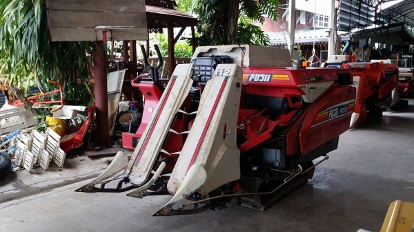 รถเกี่ยวข้าวพร้อมนวดข้าวในตัว แบบนั่งขับ เก่าญี่ปุ่น MITSUBISHI รุ่น FC12  สภาพสวย