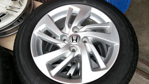 ล้อ jazz 2015 gk ถอดป้ายแดง พร้อมยางใหม่ๆ ยาง 175 65 15