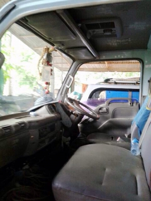 ISUZU NKR 110 HP 4BE1 ปี 39 รถบรรทุกหกล้อ กระบะเหล็กคอกไม้ความยาว 4.30 เมตรสวยสภาพดีมากพร้อมบรรทุกได้เลย เครื่องยนต์แน่นดีแรงดีไม่มีเยิ้ม หัวเก๋งสีสันบางเดิมภายในเก๋งคอนโซลสวยครบ พวงมาลัยเพาเวอร์ ช่วงล่างแน่นดีเดิมๆคัชซีสวยตลอดเส้น ยาง 7.50 ขอบ 16 สภาพดีป