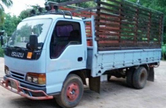 ISUZU NKR 110 HP 4BE1 ปี 39 รถบรรทุกหกล้อ กระบะเหล็กคอกไม้ความยาว 4.30 เมตรสวยสภาพดีมากพร้อมบรรทุกได้เลย เครื่องยนต์แน่นดีแรงดีไม่มีเยิ้ม หัวเก๋งสีสันบางเดิมภายในเก๋งคอนโซลสวยครบ พวงมาลัยเพาเวอร์ ช่วงล่างแน่นดีเดิมๆคัชซีสวยตลอดเส้น ยาง 7.50 ขอบ 16 สภาพดีป